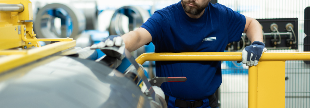 Diagnostika a monitorovanie transformátorov, pracovník kontroluje transformátor