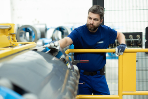 Diagnostika a monitorovanie transformátorov, pracovník kontroluje transformátor