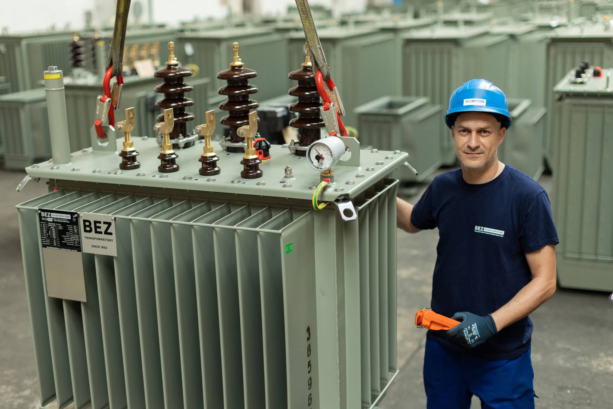 Die richtige Berechnung ist bei allen Anwendungen unerlässlich, von der Planung des Übertragungsnetzes bis hin zum Entwurf elektronischer Geräte, für die die Spannung auf einen für Kleingeräte geeigneten Wert umgewandelt wird.