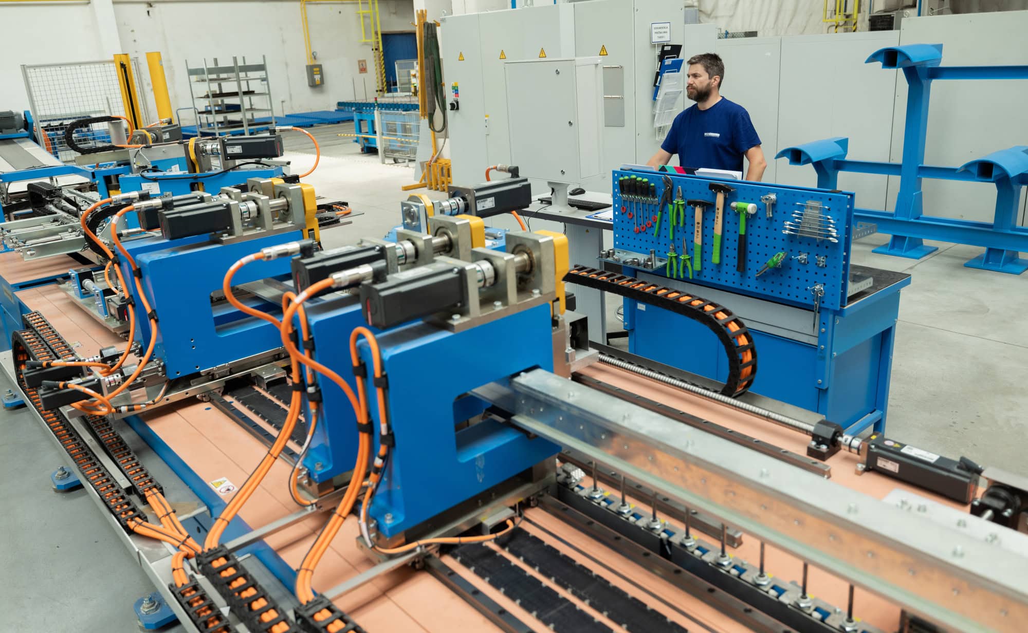 Die Spannungsumwandlung ist eines der wichtigsten Prinzipien in der Stromwirtschaft, der Industrie sowie der gewohnten Alltagstechnik. Sie ermöglicht eine effiziente Energieübertragung über große Entfernungen, die sichere Versorgung sämtlicher Gerätetypen und stellt auch sicher, dass jedes Gerät genau die Spannung erhält, die es zum richtigen und reibungslosen Betrieb benötigt.