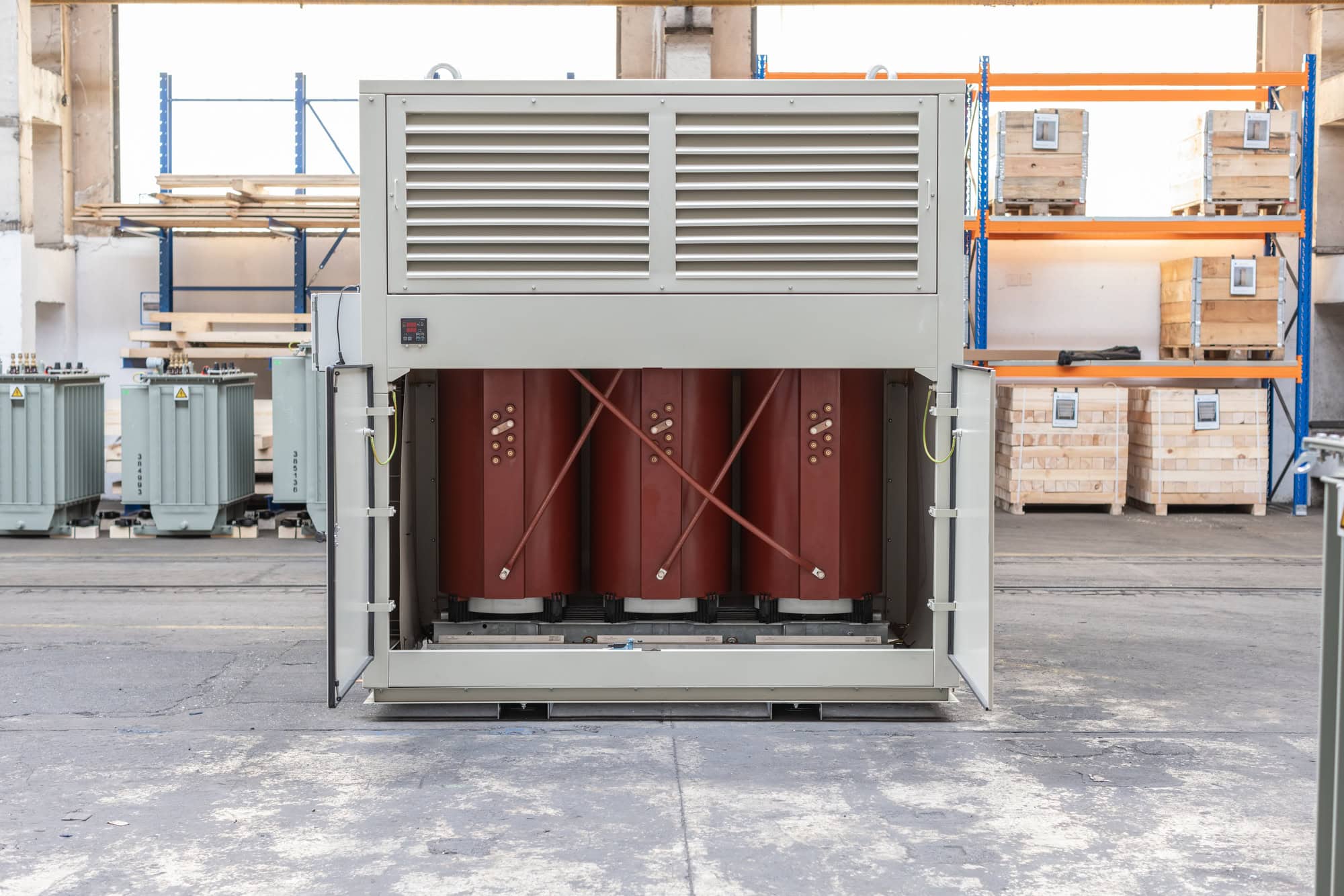 Jede dieser Energie-Verteilungsstufen hat ihre ganz eigene Funktion und erfordert die richtigen technischen Lösungen, damit das gesamte System stabil und zuverlässig ist. Transformatoren spielen in jeder dieser Stufen eine wesentliche Rolle.